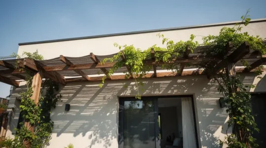 Façade d'une maison exposée plein sud protégée du soleil par des stores extérieurs, illustrant le confort thermique sans climatisation